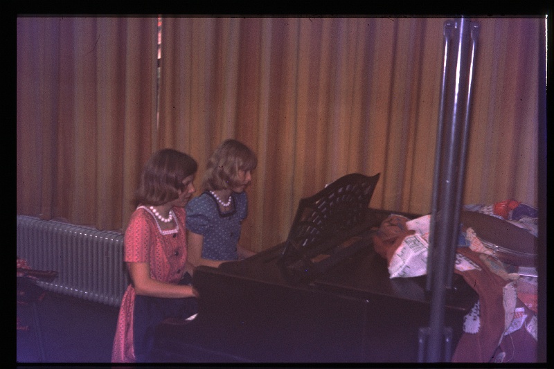 21.Delft jun 1975 Brigitte,Marion.JPG